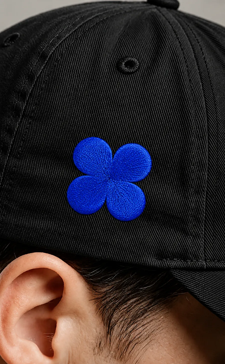 Casquette noire brodée du trèfle bleu Bertone